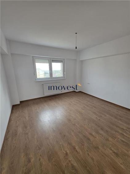 Apartament cu 4 camere decomandat în Carpați 2