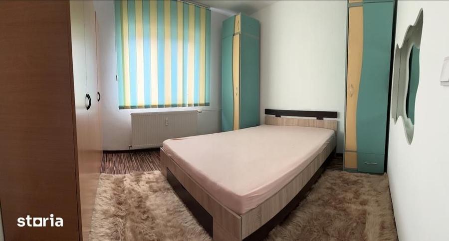 Apartament cu 3 camere decomandat în Tei