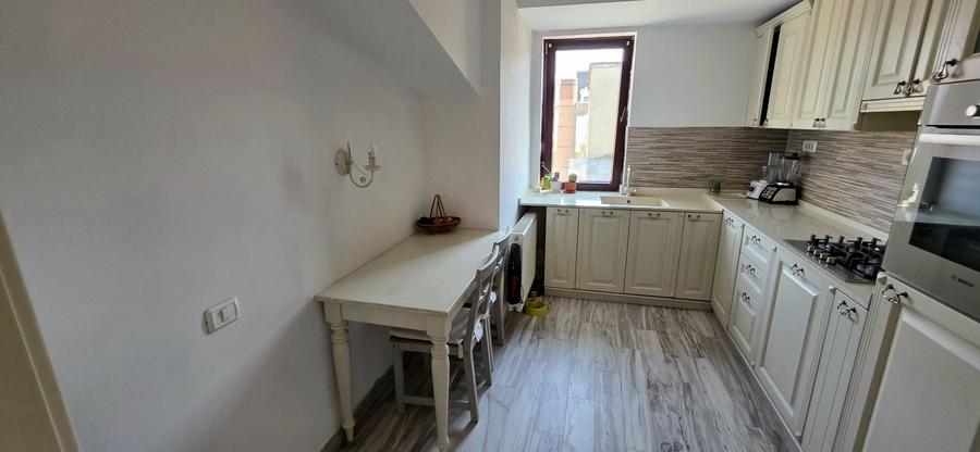 Apartament cu 3 camere semidecomandat, mobilat în Națiunile Unite