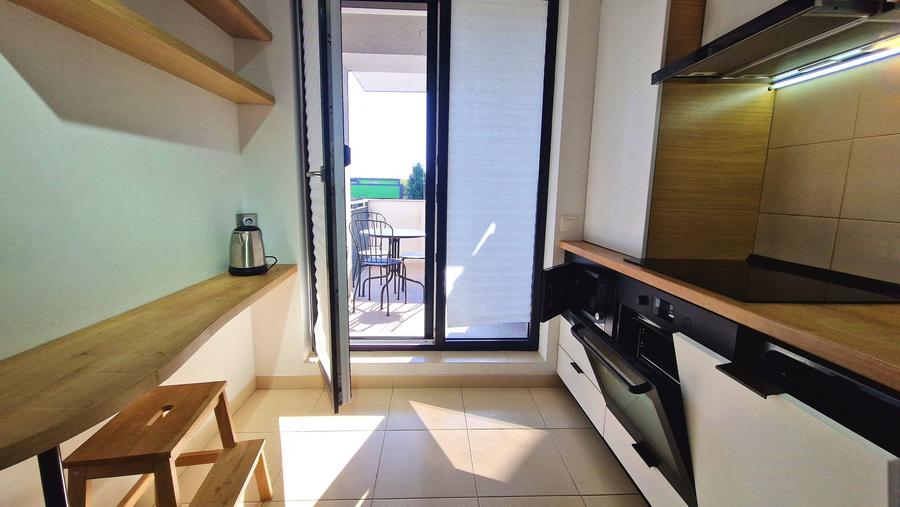 Apartament cu 3 camere decomandat, mobilat în Băneasa