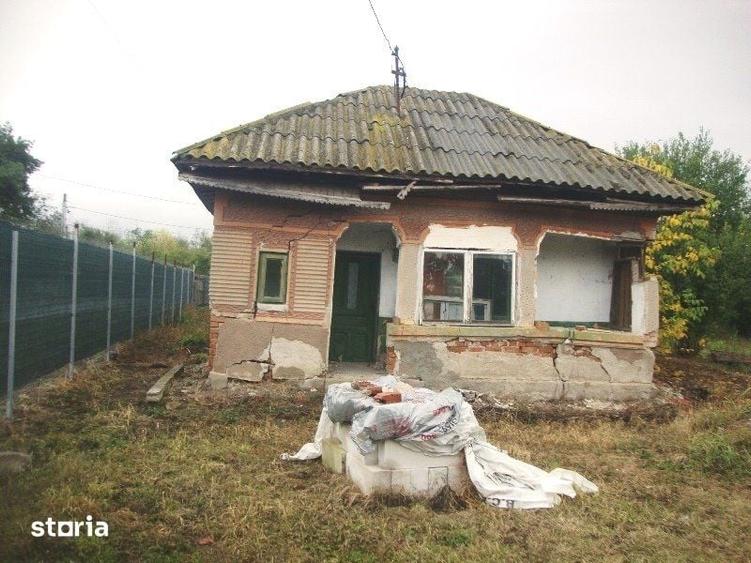Casă cu 2 camere cu Teren 1945 Mp în Crângurile