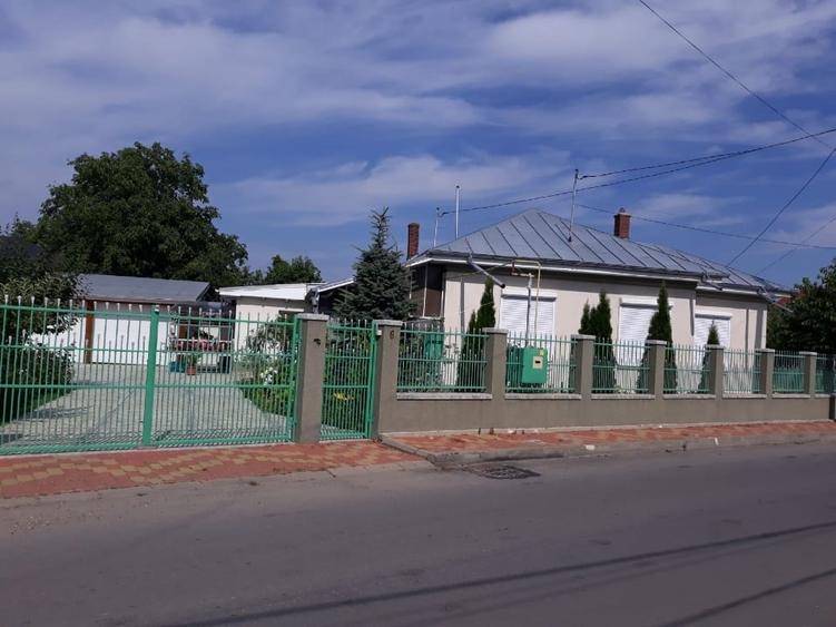 Casă individuală cu 5 camere cu Canalizare în Central