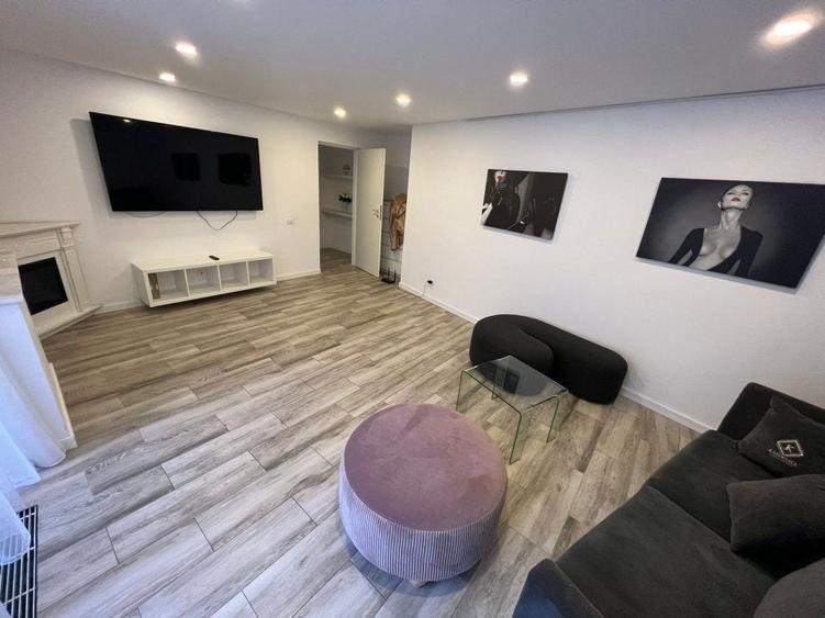 Apartament cu 3 camere semidecomandat, mobilat în Decebal