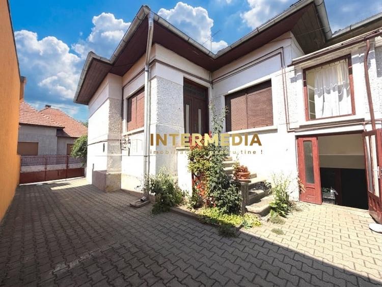 Casă individuală cu 6 camere cu Canalizare în Central