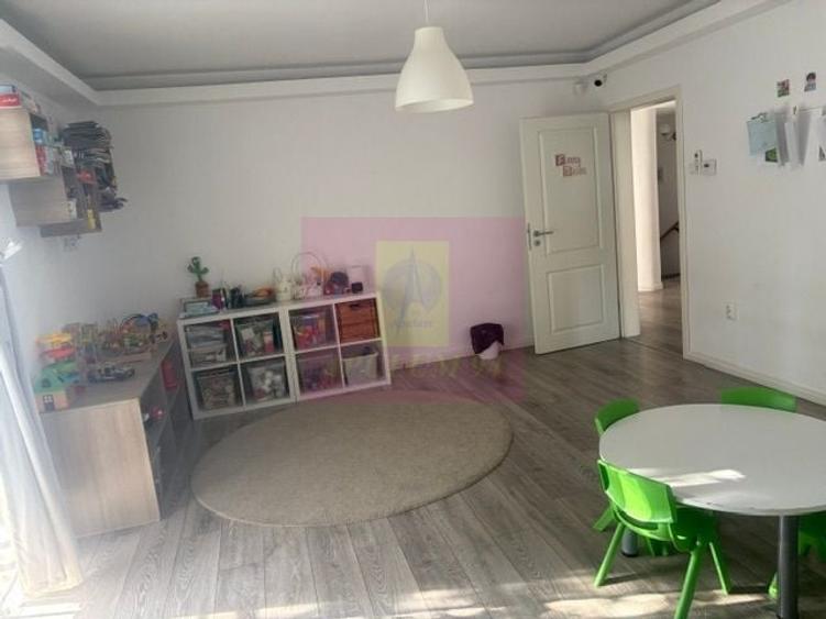 Casă individuală cu 10 camere cu Canalizare în Drumul Sării