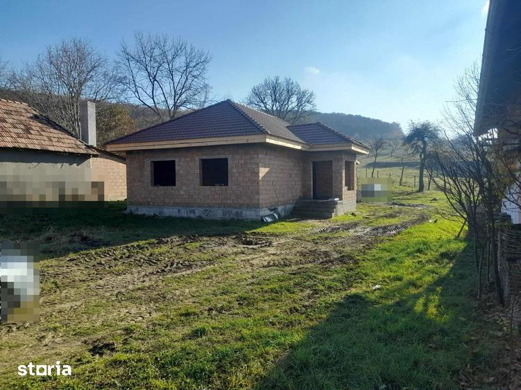 Casă cu 4 camere decomandat cu Teren 1513 Mp în Acățari