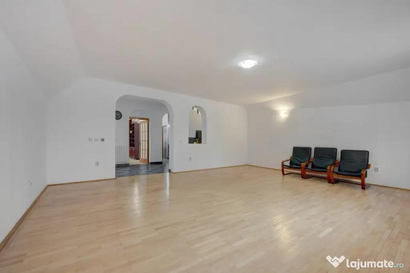 Casă cu 7 camere cu Teren 300 Mp în Uverturii