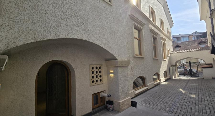 Casă individuală cu 11 camere cu Canalizare în Capitale