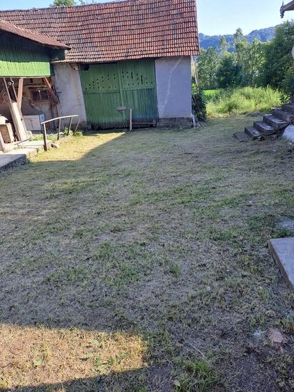 Casă cu 4 camere cu Teren 6000 Mp în Glod