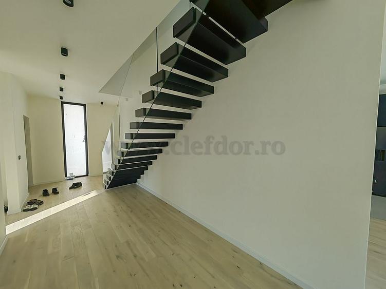Casă individuală cu 6 camere cu Piscina în Iancu Nicolae
