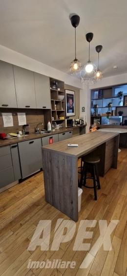 Apartament cu 3 camere semidecomandat, mobilat în Dacia