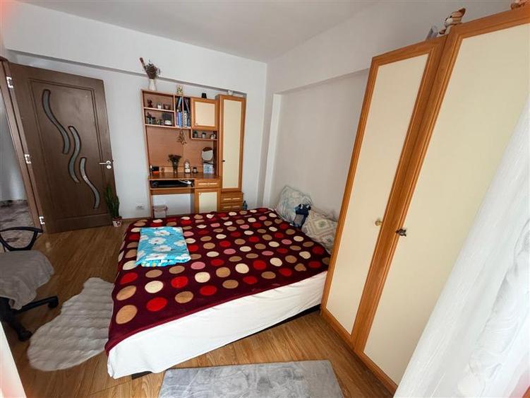 Apartament cu 3 camere decomandat, mobilat în Dacia