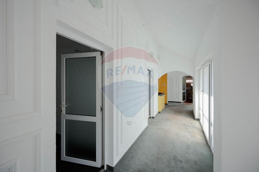 Casă individuală cu 15 camere cu Teren 380 Mp în Decebal