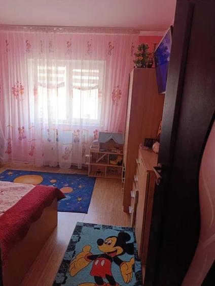 Apartament cu 3 camere decomandat, mobilat în Metalurgie