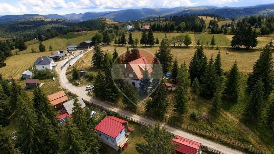 Casă individuală cu 8 camere cu Teren 3012 Mp în Mărișel
