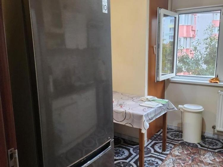 Apartament cu 3 camere decomandat în Drumul Sării