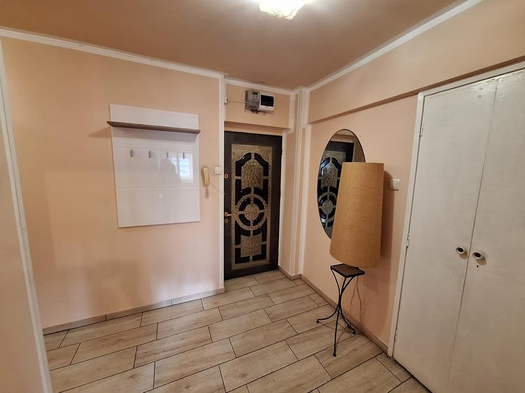 Apartament cu 3 camere decomandat în Colentina