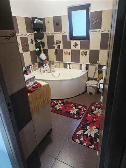 Casă individuală cu 4 camere cu Garaj în Uricani