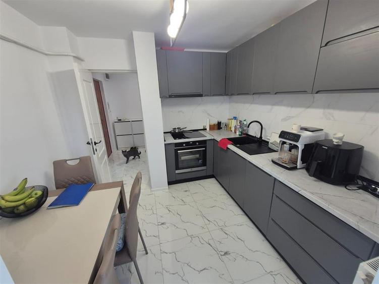 Apartament cu 3 camere decomandat în Buzaului