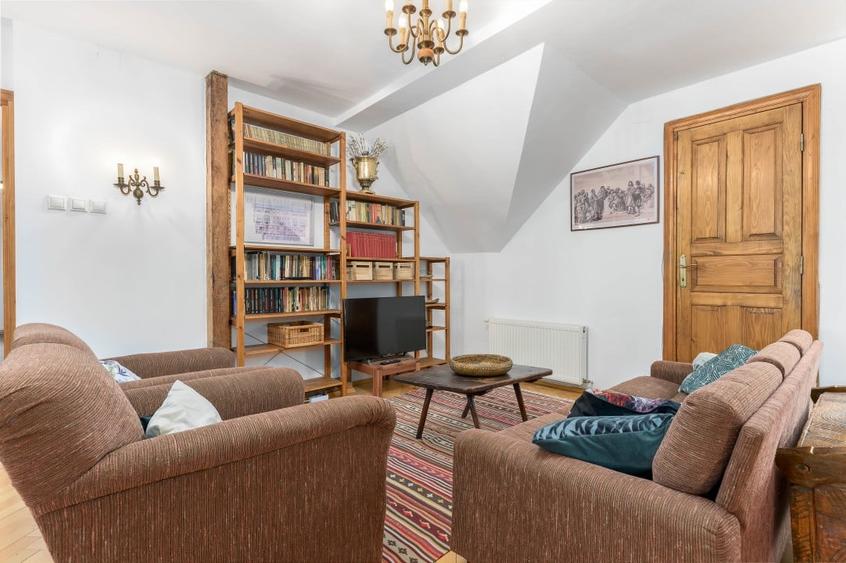 Apartament cu 3 camere semidecomandat, mobilat în P-ța Victoriei