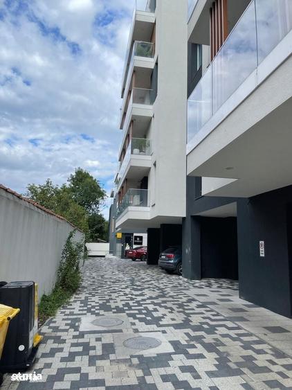 Apartament cu 4 camere decomandat în Băneasa