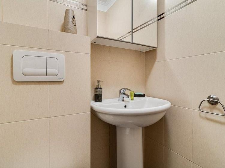 Apartament cu 3 camere semidecomandat, mobilat în Băneasa