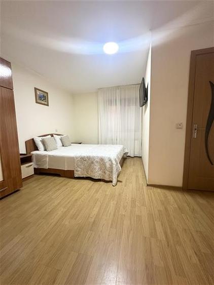 Casă individuală cu 13 camere cu Canalizare în Nord