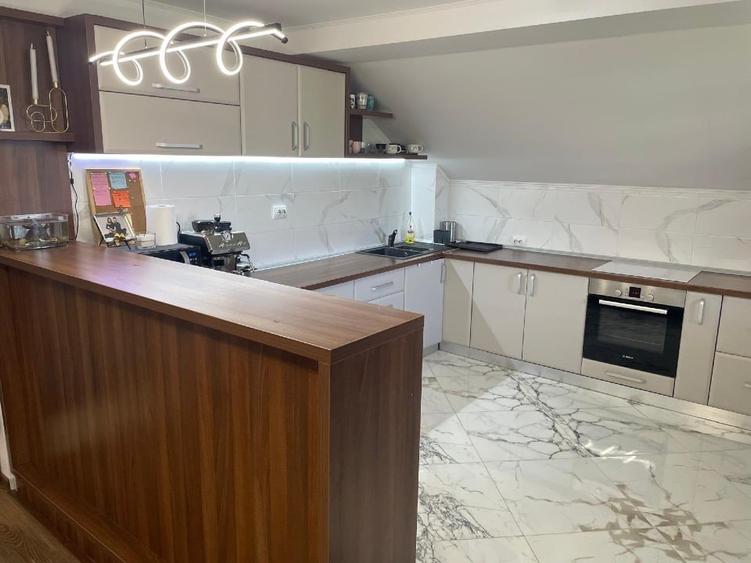 Apartament cu 4 camere semidecomandat, mobilat în Bucium