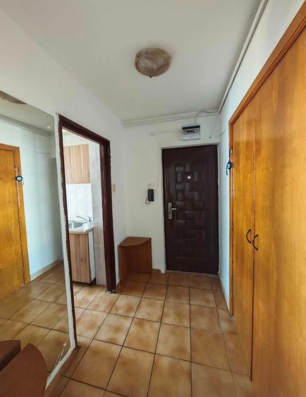 Apartament cu 3 camere semidecomandat în Obor