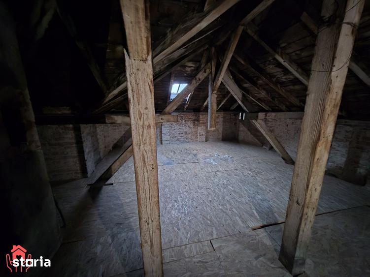 Casă cu 7 camere decomandat cu Teren 400 Mp în Central