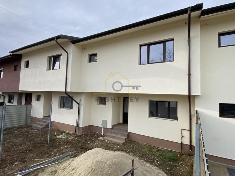 Casă cu 4 camere cu Canalizare în Domnești