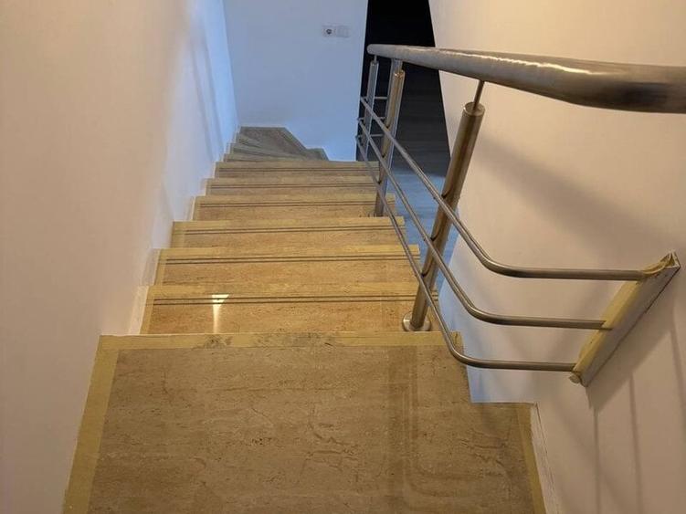 Casă individuală cu 12 camere cu Canalizare în Banu Manta