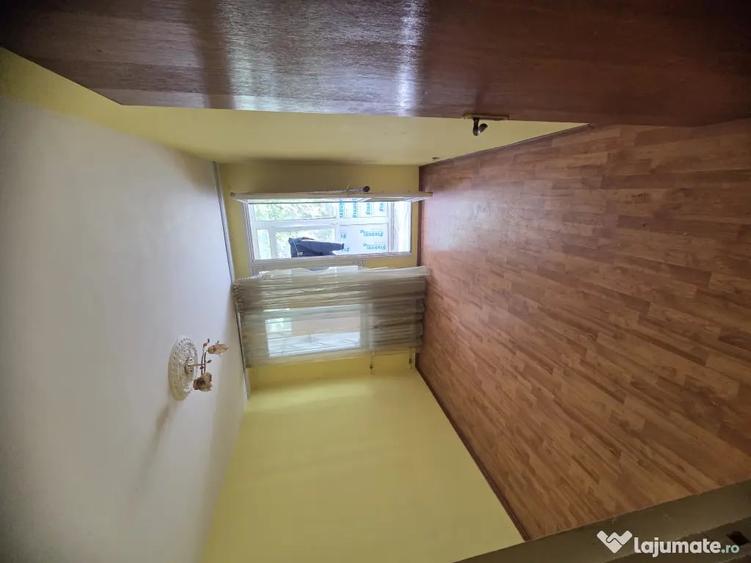 Apartament cu 3 camere semidecomandat în 1 Decembrie 1918