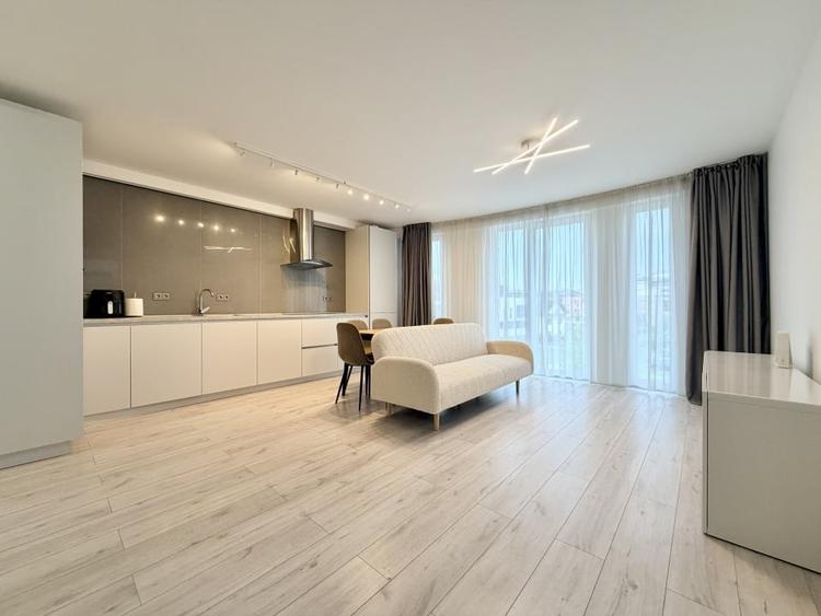 Apartament cu 3 camere semidecomandat, mobilat în Bună Ziua