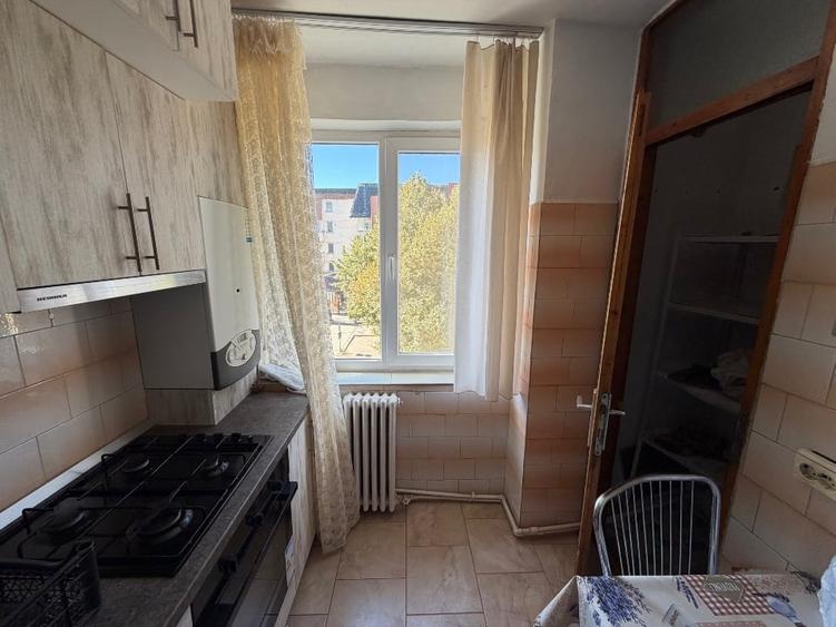 Apartament cu 3 camere decomandat, mobilat în Central