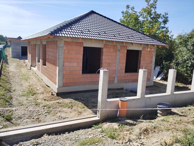 Casă individuală cu 4 camere cu Canalizare în Central