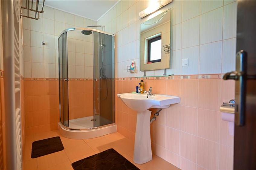 Casă individuală cu 5 camere cu Teren 1700 Mp în Timișu de Sus