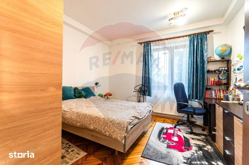 Casă cu 8 camere cu Teren 7150 Mp în Ozun