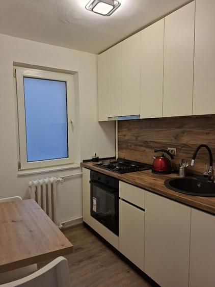 Apartament cu 2 camere semidecomandat în P-ța Victoriei