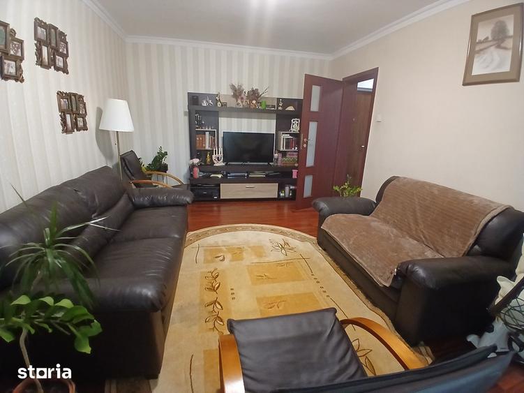Apartament cu 4 camere decomandat în Berceni