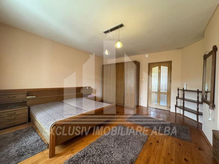 Casă individuală cu 8 camere cu Canalizare în Cetate