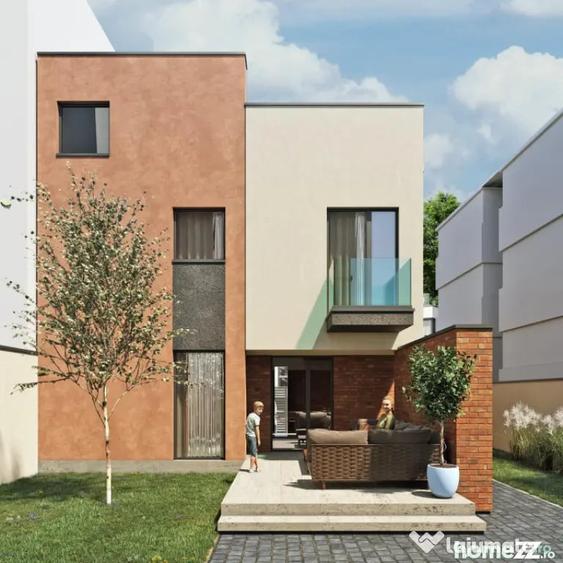 Casă cu 7 camere cu Teren 250 Mp în Central