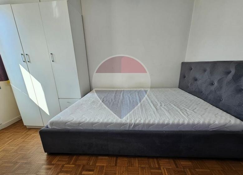 Apartament cu 3 camere semidecomandat, mobilat în P-ța Mihai Viteazul