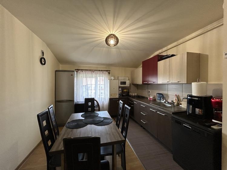 Apartament cu 3 camere decomandat, mobilat în Dâmbovița