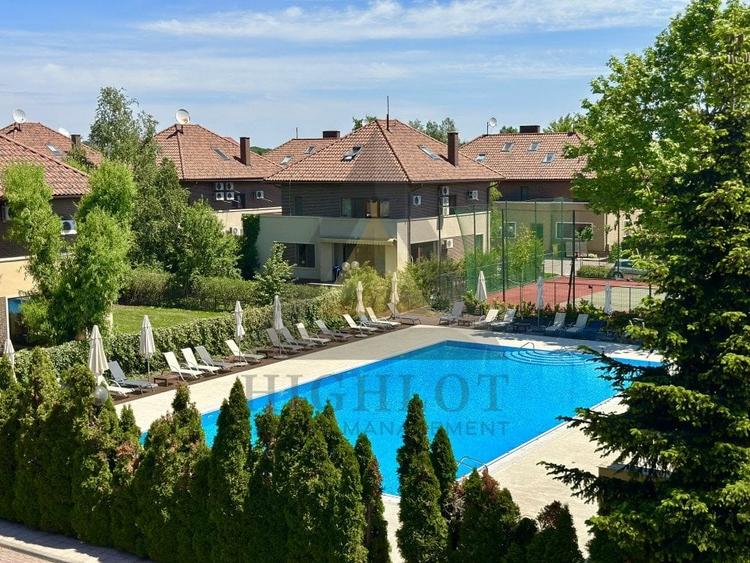 Duplex cu 6 camere cu Piscina în Iancu Nicolae