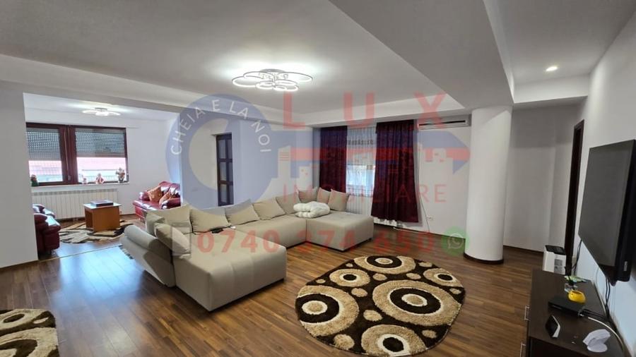 Casă cu 11 camere cu Garaj în Vest