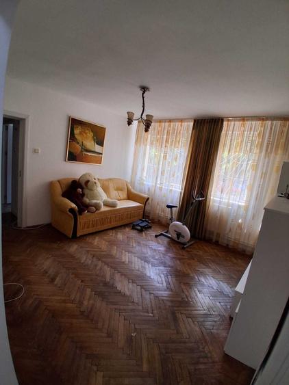 Apartament cu 3 camere semidecomandat în Nord