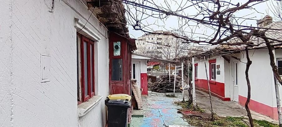 Vand casa Batranesca cu Teren zona dacia Ha?deu - 1