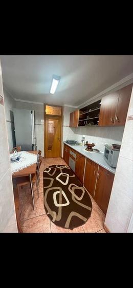 Apartament cu 3 camere decomandat în Teiul Doamnei