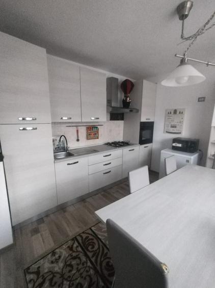 Apartament cu 3 camere decomandat în Ostra